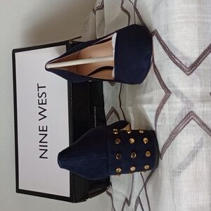 New Nine West Navy Blue size 7 1/2 suede pumps.